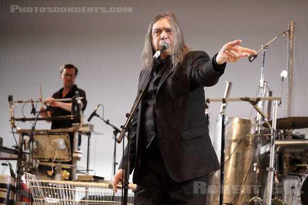 EINSTURZENDE NEUBAUTEN - 2022-10-08 - PARIS - Le Trianon - Christian Emmerich [Blixa Bargeld]